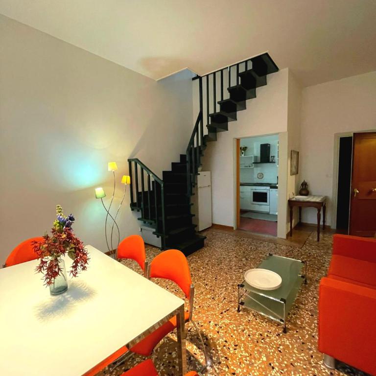 Bright Apartment with Attic - Appartamento con 2 Camere da Letto - 22