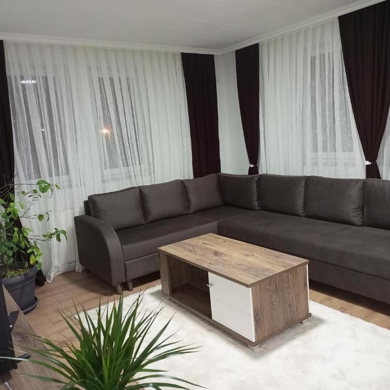 Apartmani MB Sarajevo - Deluks Apartman sa 2 Spavaće Sobe i Balkonom - 5