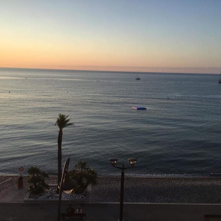 T4 FRONT DE MER ,PISCINE 25 metres ,WIFI,6à8 PERSONNES,parking,GARAGE - Appartement 2 Chambres - 25
