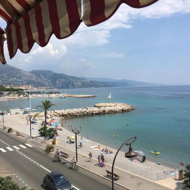 T4 FRONT DE MER ,PISCINE 25 metres ,WIFI,6à8 PERSONNES,parking,GARAGE - Appartement 2 Chambres - 28