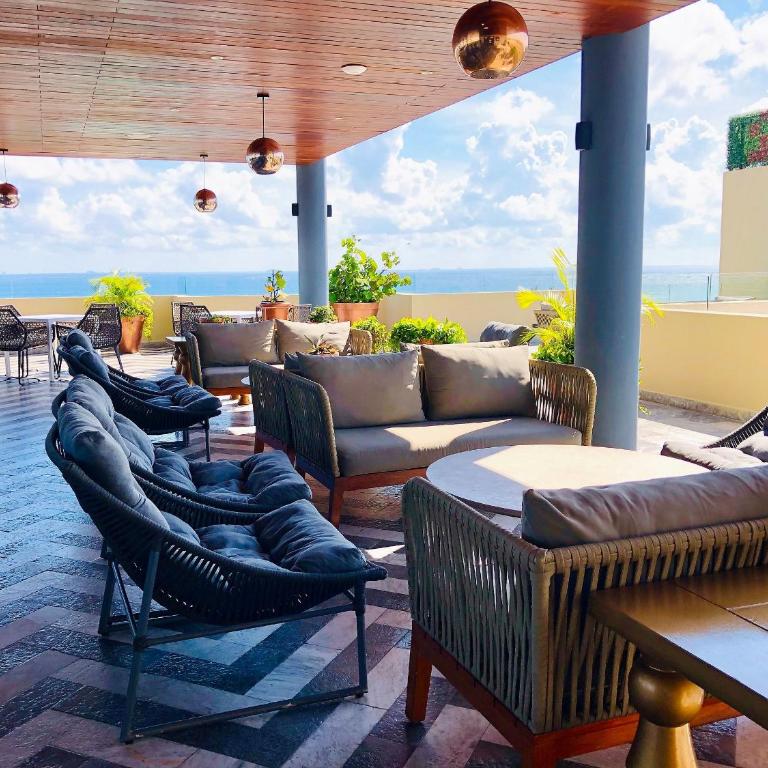 1 block from beach 2BR pool ocean view - Apartment - 20