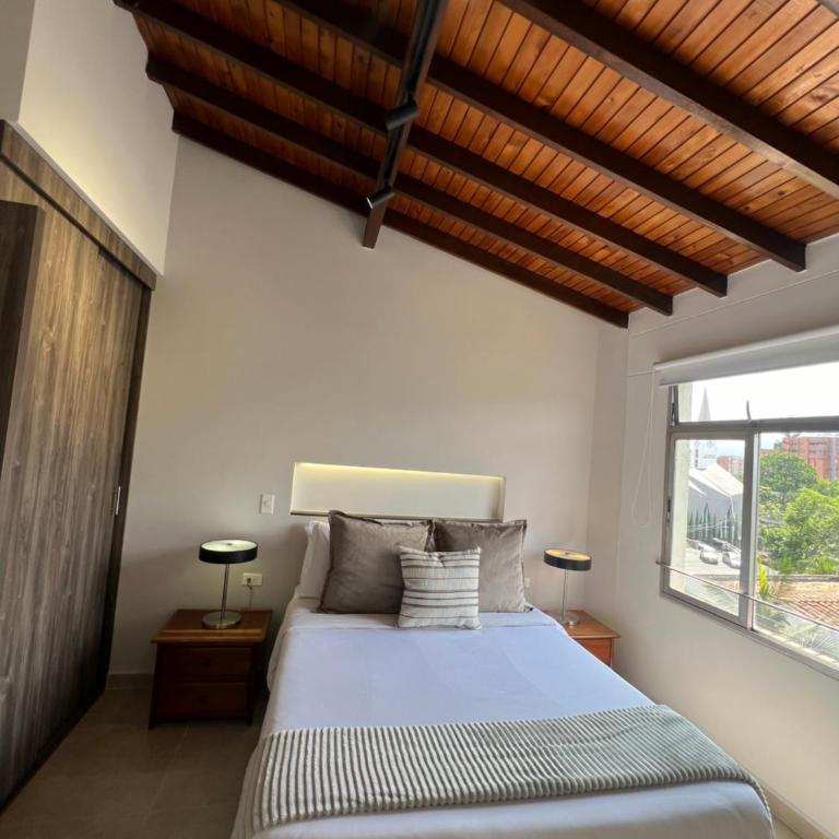 Espectacular apartamento en laureles - Two-Bedroom Apartment with Balcony - 3