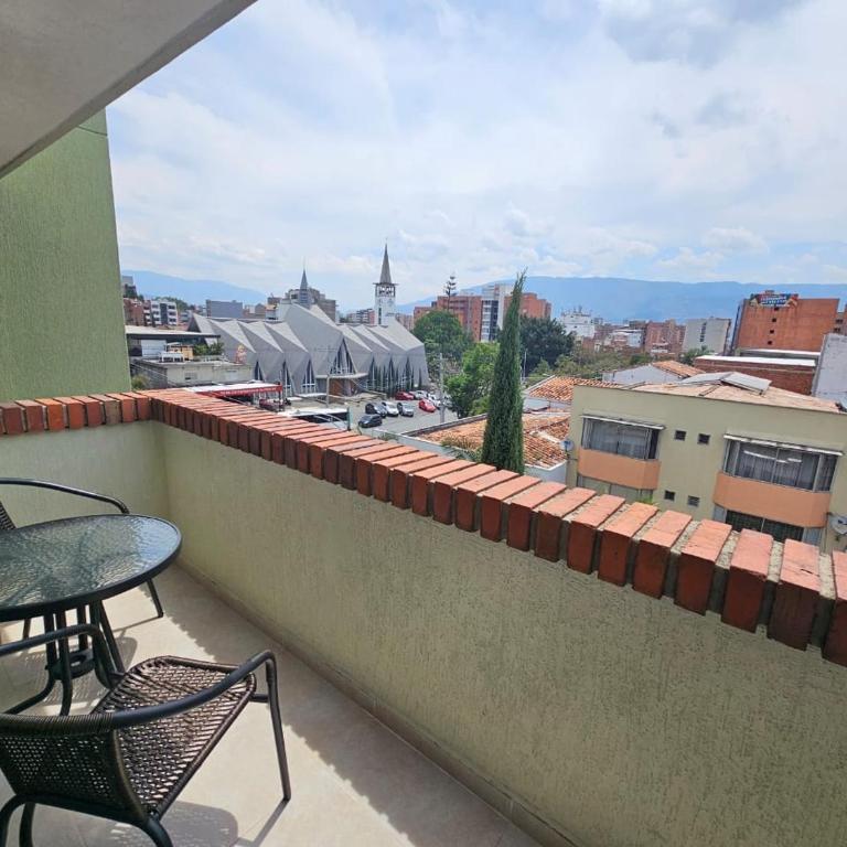 Espectacular apartamento en laureles - Two-Bedroom Apartment with Balcony - 6