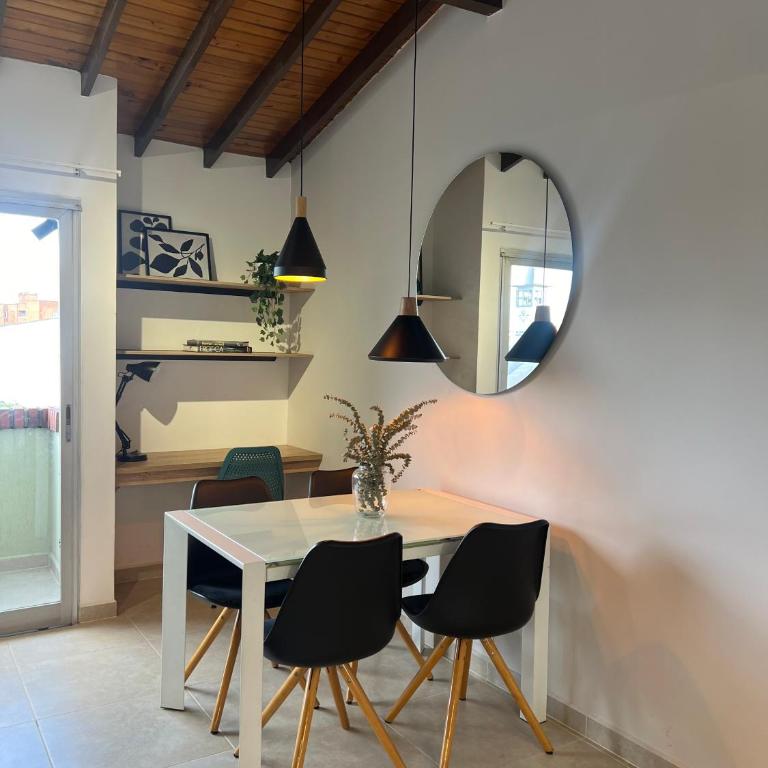 Espectacular apartamento en laureles - Two-Bedroom Apartment with Balcony - 9