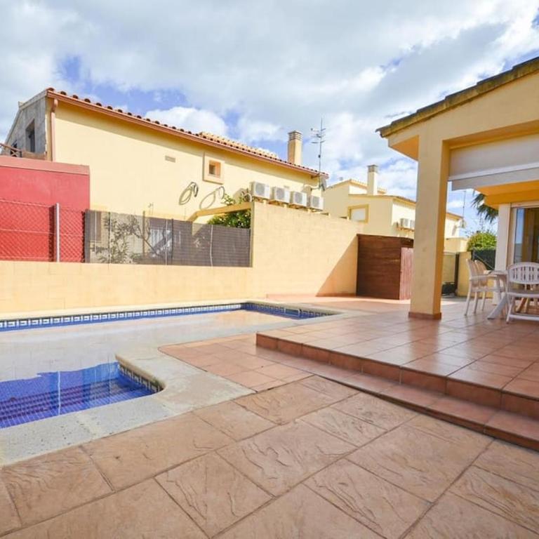 Blaumar - Three-Bedroom House - 9