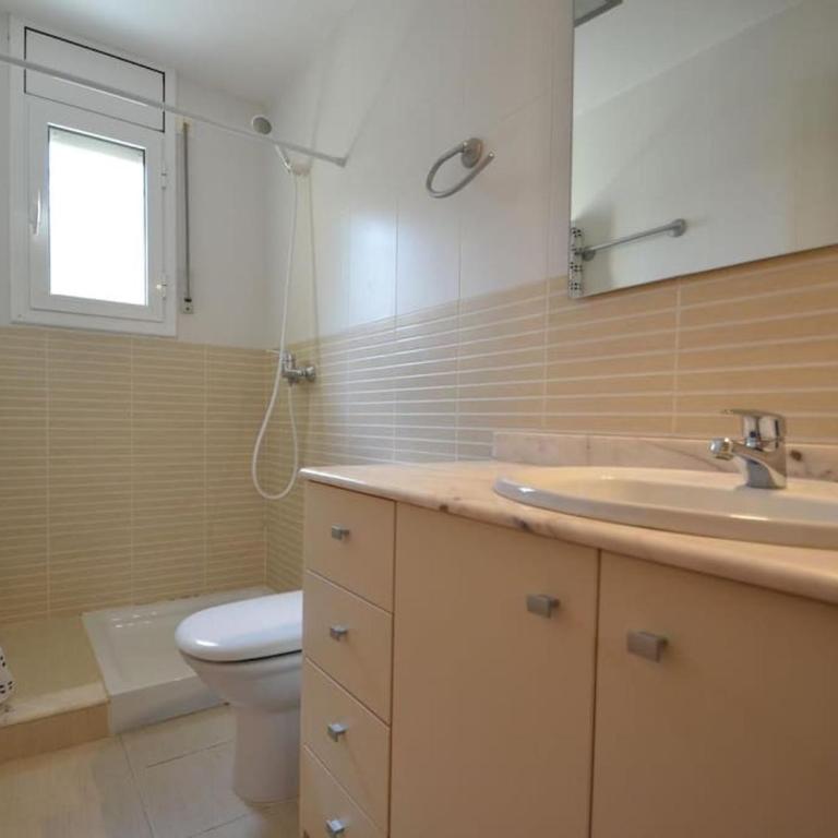 Blaumar - Three-Bedroom House - 13