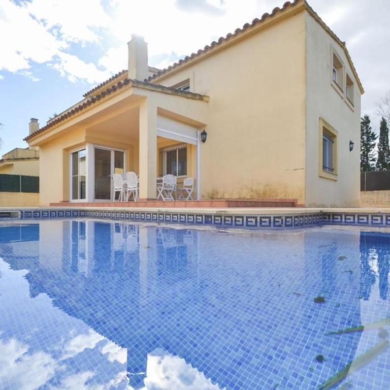 Blaumar - Three-Bedroom House - 17