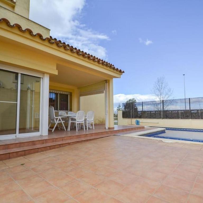 Blaumar - Three-Bedroom House - 20