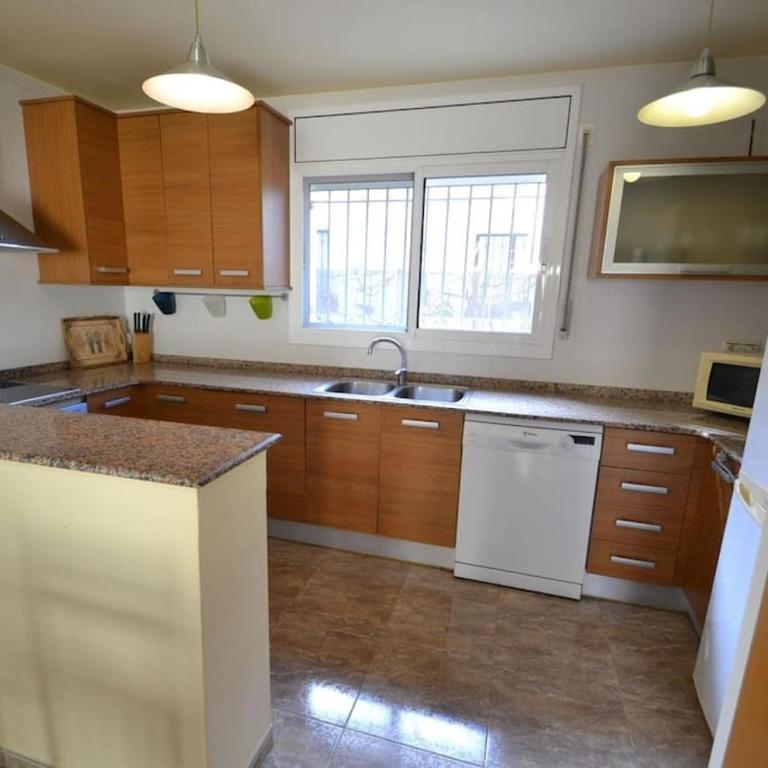Blaumar - Three-Bedroom House - 30