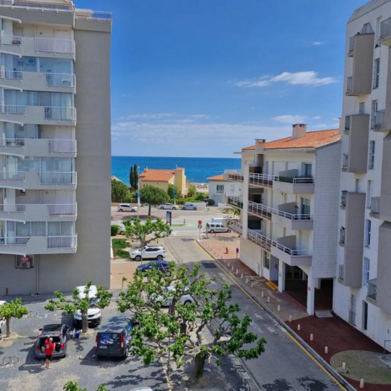 RESIDENCE DU SOLEIL Spacieux T3 traversant face à la mer au port - 2 chambres - Parking - Two-Bedroom Apartment - 2