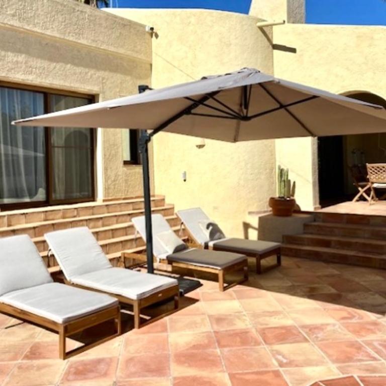Villa de estilo español con jardín y piscina - Villa - 3