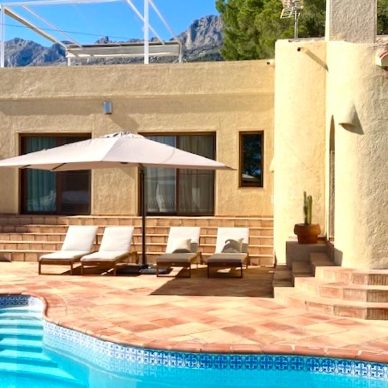 Villa de estilo español con jardín y piscina - Villa - 2