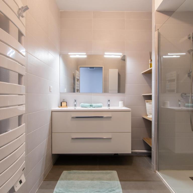 Luxury Mind Vue Exceptionnelle Pied dans l'eau Parkings privés 2 places Climatisation Hyper centre logement d'exception - Apartment mit 3 Schlafzimmern - 45