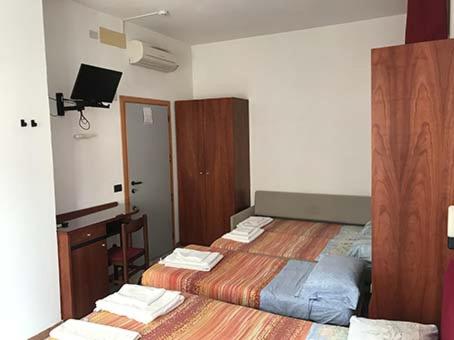 Hotel L&V - Camera Quadrupla Economy - 6