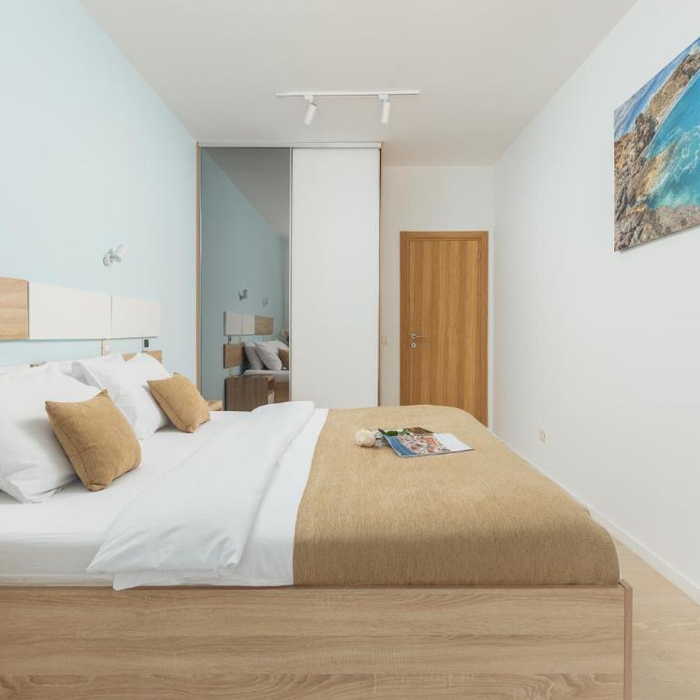 Gorgeous Apartment with Stunning Views - One-Bedroom Apartment - 11