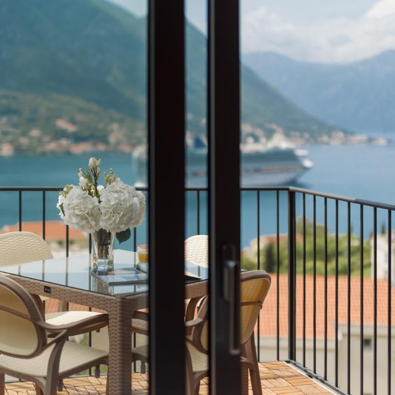 Gorgeous Apartment with Stunning Views - One-Bedroom Apartment - 4