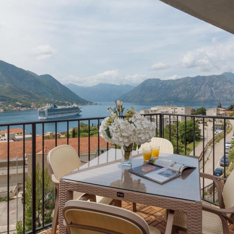 Gorgeous Apartment with Stunning Views - One-Bedroom Apartment - 3
