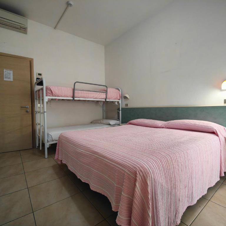 Hotel Ben Hur - Economy Quadruple Room - 7