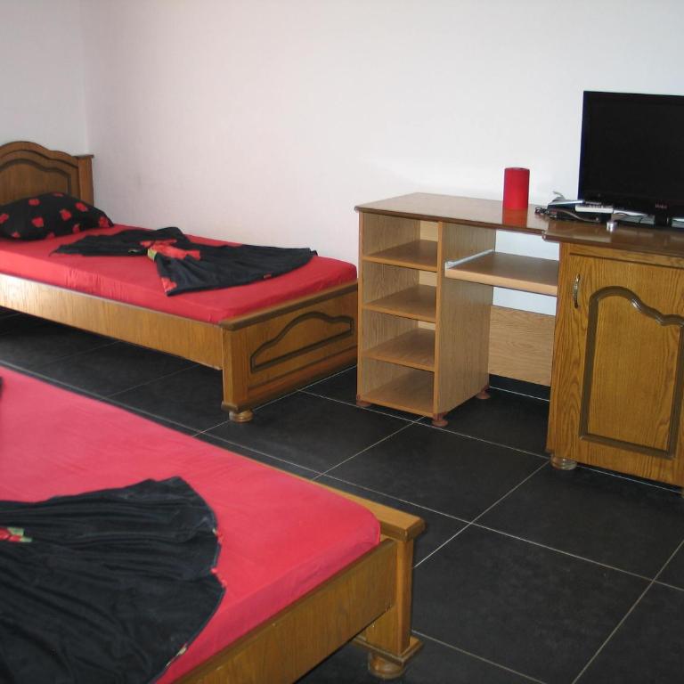 Accommodation Royal Azur - Quadruple Room - Disability Access - 10