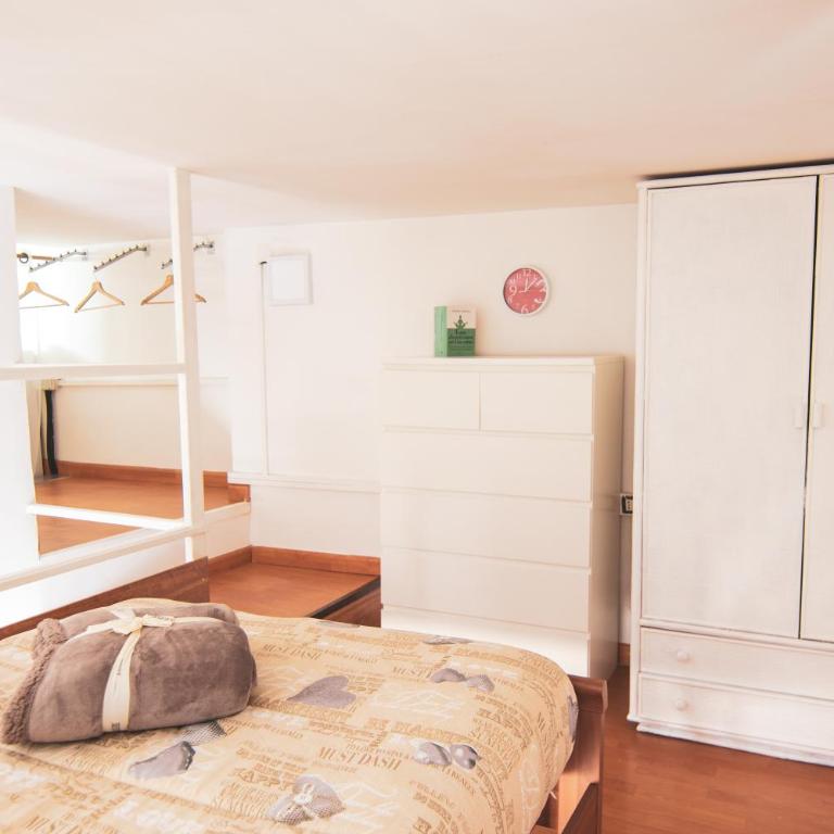 Metropolitan Station Room Lift - One-Bedroom House - 2
