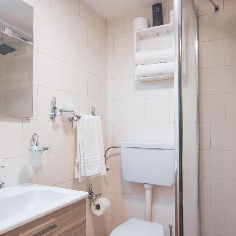 Metropolitan Station Room Lift - One-Bedroom House - 4