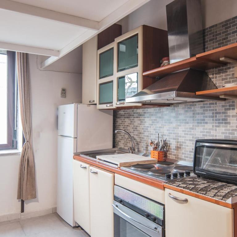 Metropolitan Station Room Lift - One-Bedroom House - 9