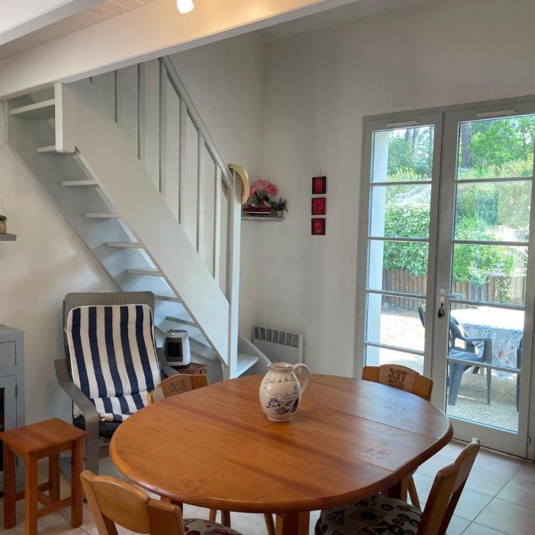 Maison de vacances avec piscine, terrasse et coin détente en forêt, proche plage! - FR-1-323-486 - Maison de Vacances - 23