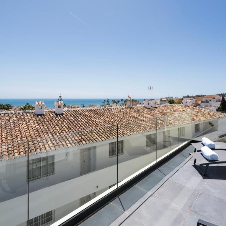 The Orange House Boutique Hotel and Upstairs Rooftop Bar Center of La Cala de Mijas 100m from the Beach - Habitación Doble Deluxe con balcón y vistas al mar - 3