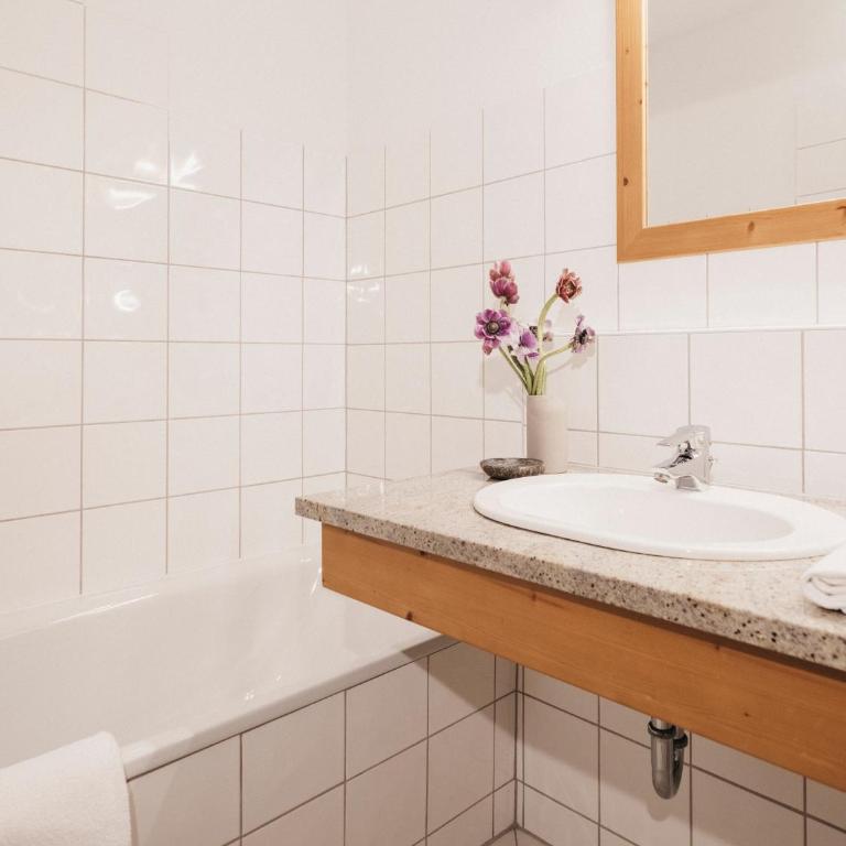 Almwellness-Resort Tuffbad - Doppelzimmer mit Himmelbett - 3