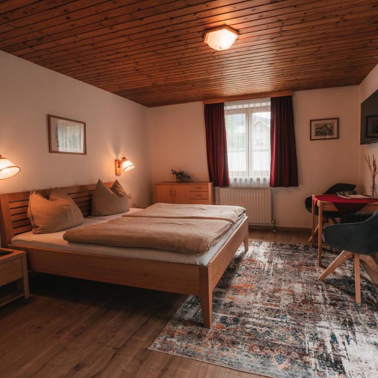 Haus Fusch - Doppelzimmer mit Balkon - 10