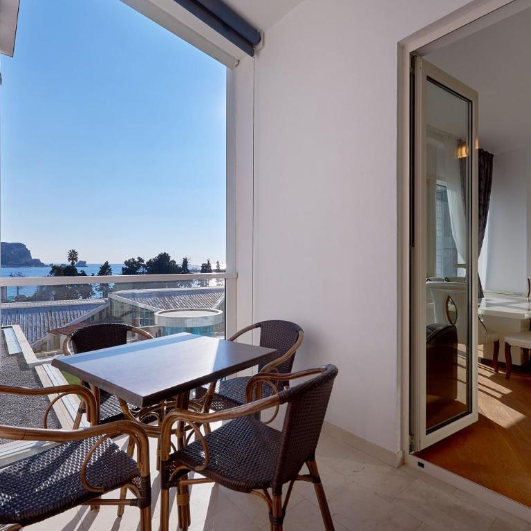 Relax on the first line in Budva - One-Bedroom Apartment - 4