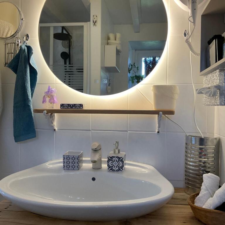Chambre d'hôtes chez Maguy B-Villa Makeire - Chambre Lit Queen-Size - Vue sur Piscine - 11