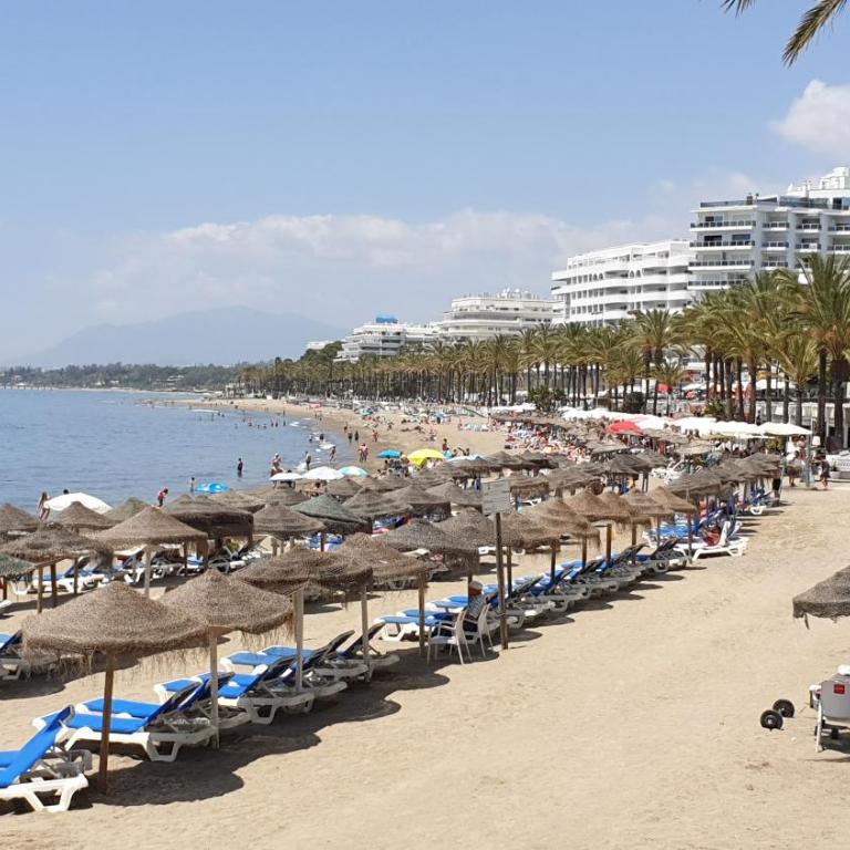 One&lux Marbella House - Bright Beachfront Duplex with Parking, Pool & Gym - Appartamento con 2 Camere da Letto - 2