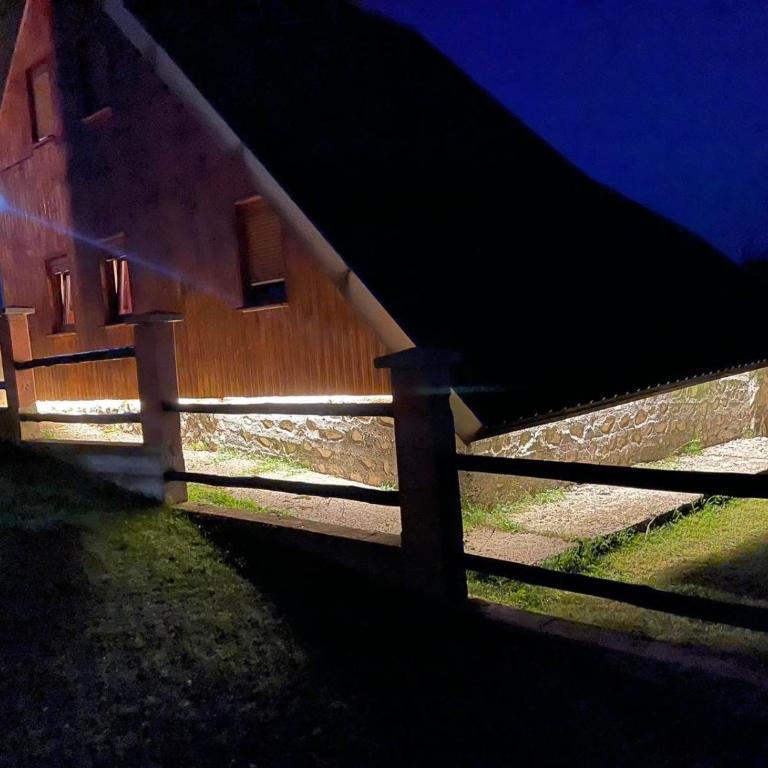 Monte Durmitor - Four-Bedroom House - 11