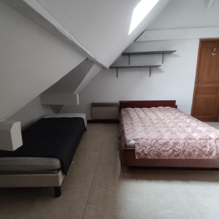 CHAMBRE 2 CALME PROCHE GARE, CENTRE VILLE et FESTIVAL - Chambre Triple - 1