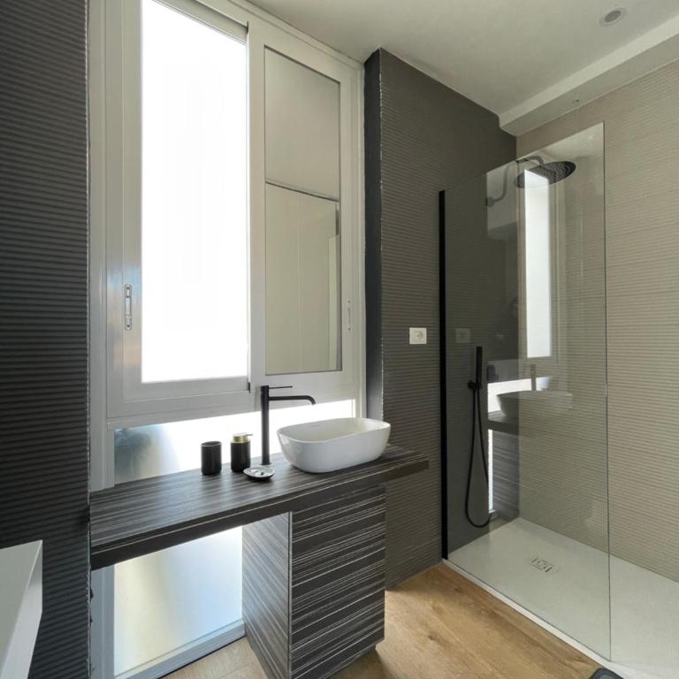 Raisi Suites & Apartment - Deluxe Double Room with Shower - 11