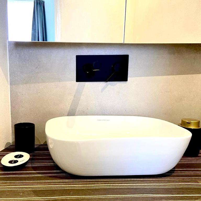 Raisi Suites & Apartment - Deluxe Double Room with Balcony - 3