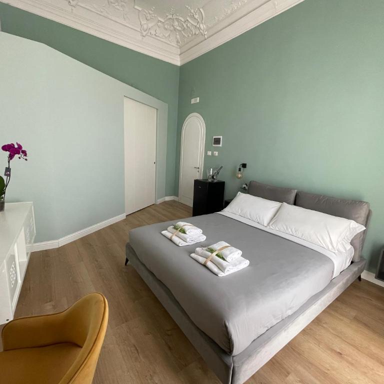 Raisi Suites & Apartment - Deluxe Double Room with Balcony - 4