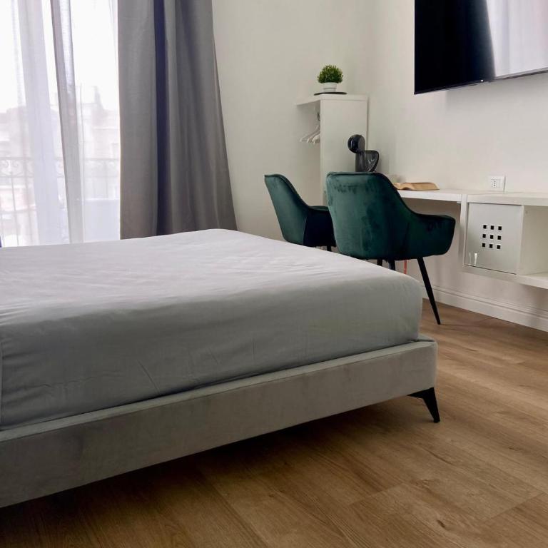 Raisi Suites & Apartment - Deluxe Double Room with Balcony - 17