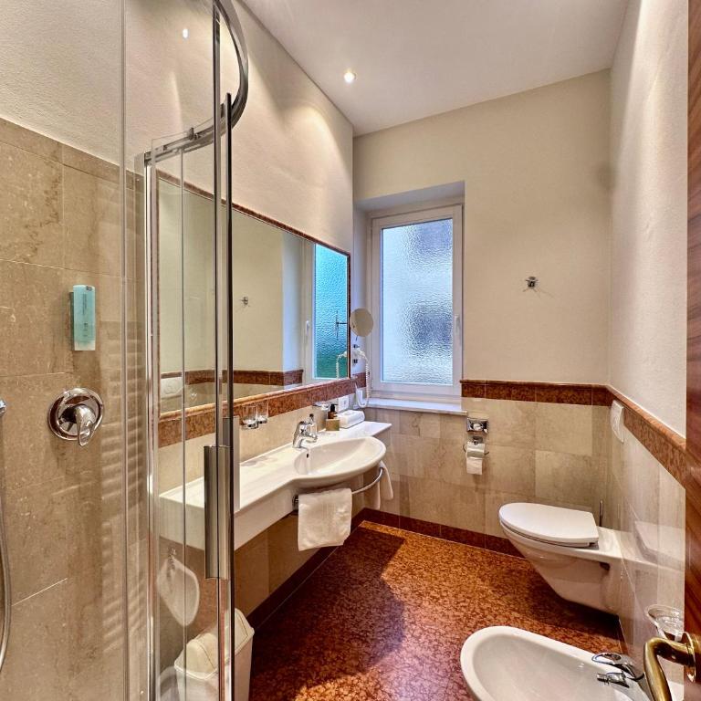 Windsor Merano Hotel & Suites - Camera Matrimoniale Deluxe con Vista Fiume e Balcone - 13