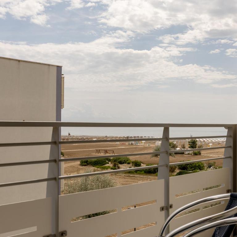 Hotel Continental - Camera Matrimoniale con Balcone e Vista Mare Laterale - 16