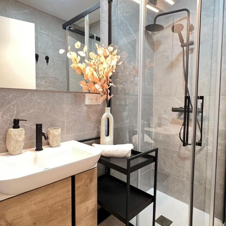 Hermosos Apartamentos en pleno Centro - Three-Bedroom Deluxe Apartment - 12