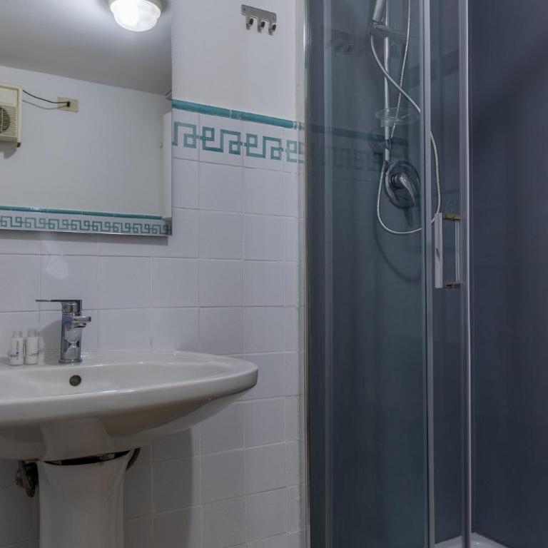 HouSmart Moline 20 - One-Bedroom Apartment - 11