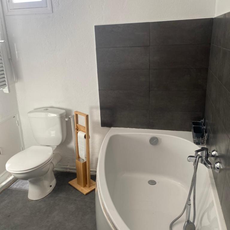 Grande maison plein centre - Three-Bedroom House - 11