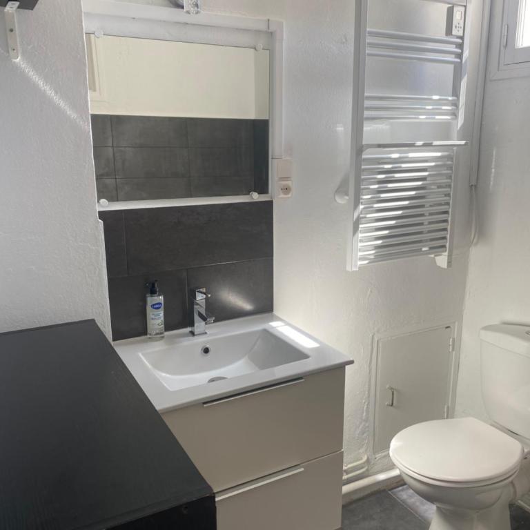 Grande maison plein centre - Three-Bedroom House - 12