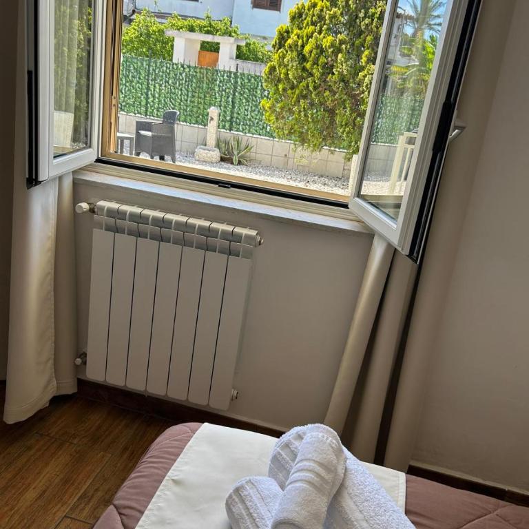 B&B Villa Achibea - Camera Matrimoniale con Vista Giardino - 9
