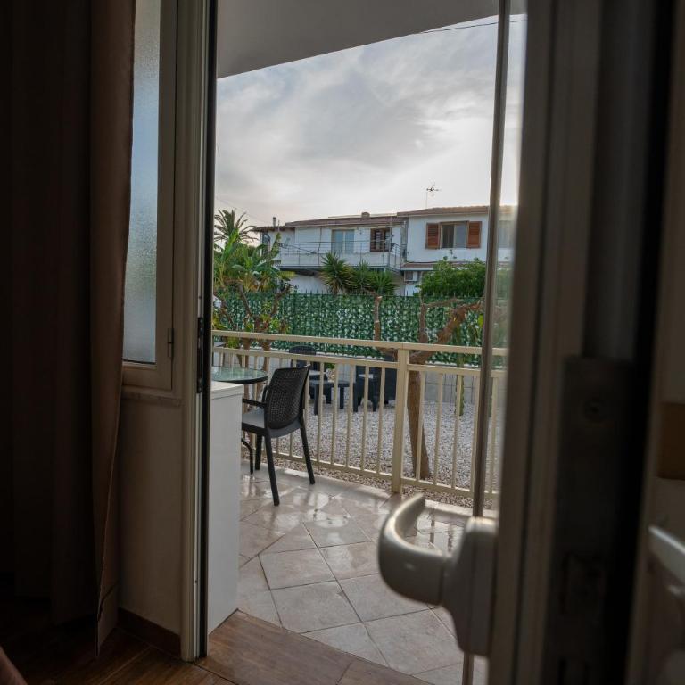 B&B Villa Achibea - Camera Tripla con Vista Giardino - 2
