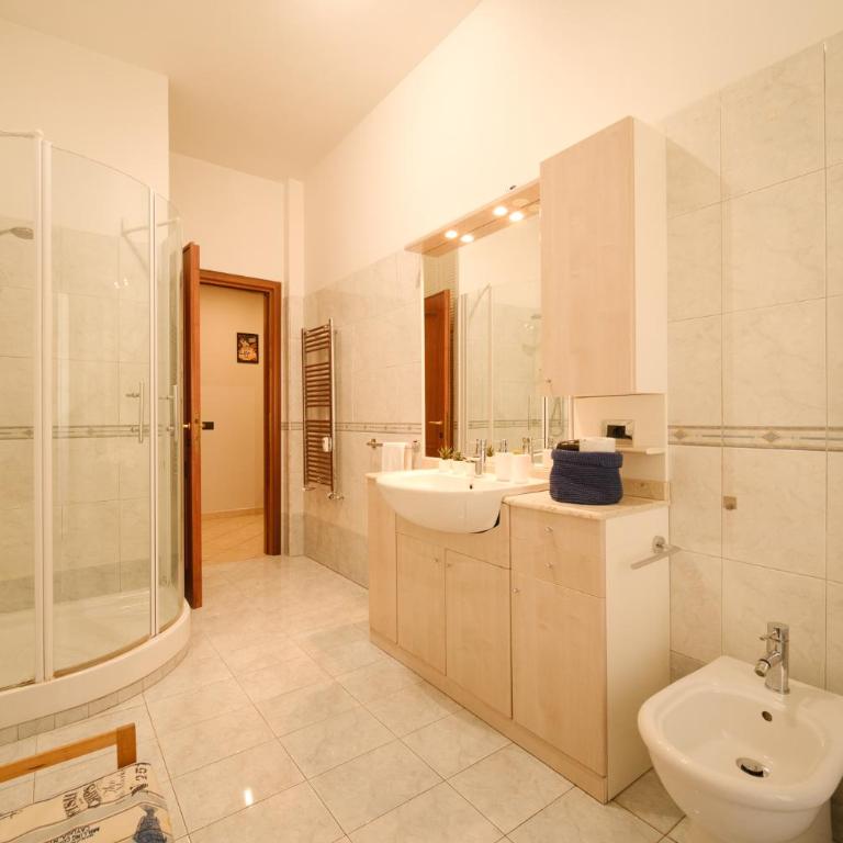 Midnight in Vatican - Camera Tripla con Bagno Privato Esterno - 13