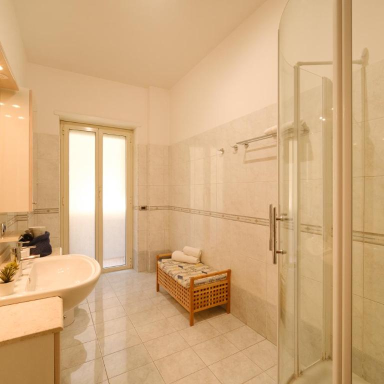 Midnight in Vatican - Camera Tripla con Bagno Privato Esterno - 12
