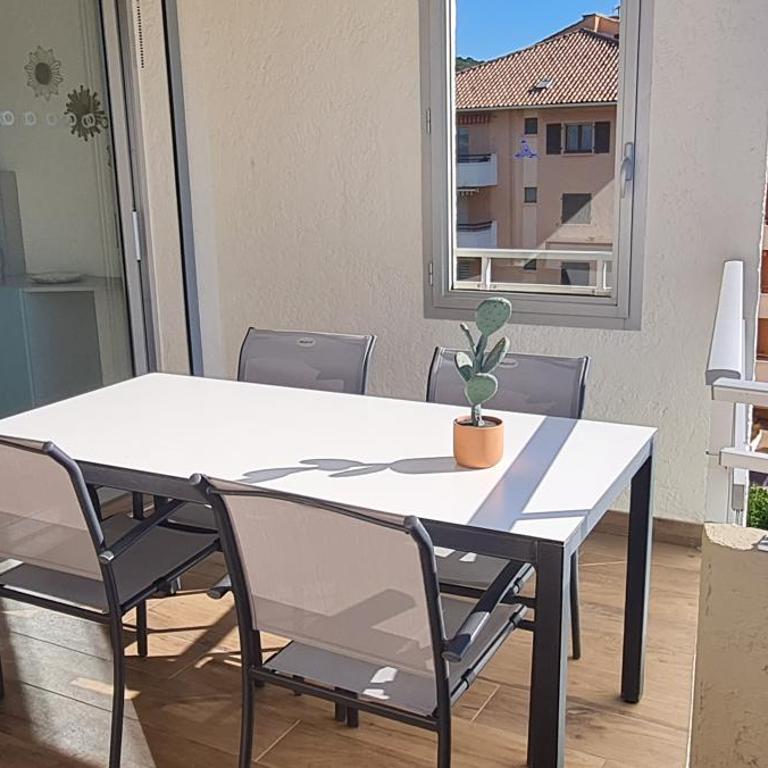 T3, 2ch, classé 3,parking gratuit sur place à 600m de la plage, des commerces ,du port proche st tropez - Appartement 2 Chambres - 13